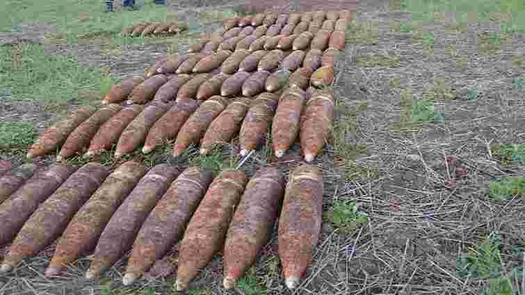 У передмісті Львова місцевий мешканець знайшов 100 артилерійських снарядів