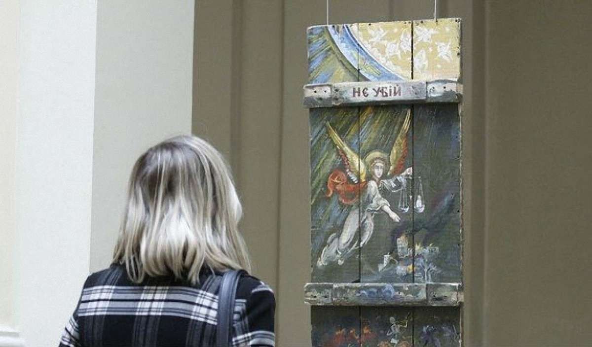 У Львові експонують та продають ікони, написані на ящиках з-під набоїв