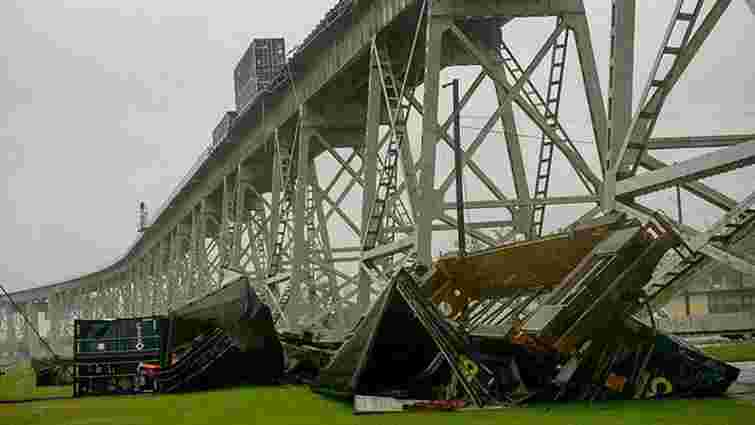 Шквальний вітер здув з мосту товарний потяг у США (відео)