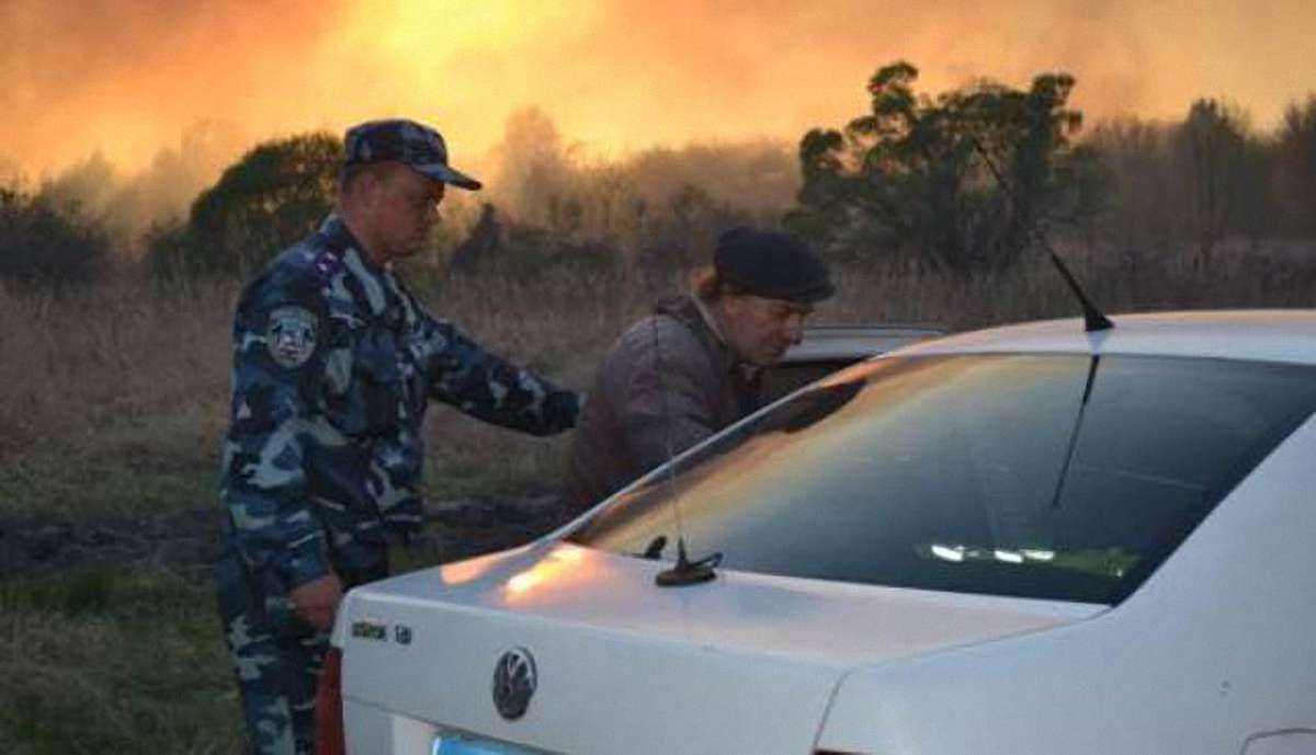 Через лісову пожежу правоохоронці евакуювали самоселів з Чорнобильської зони