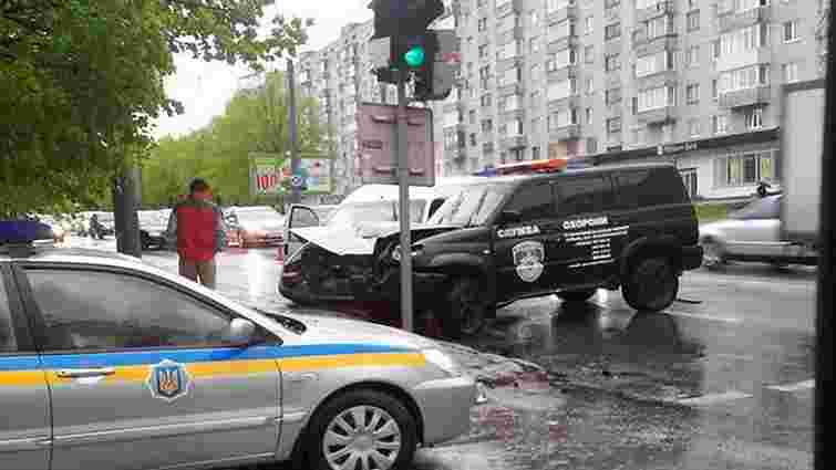 У Львові під час зіткнення із автомобілем охоронної фірми травмувалося двоє людей