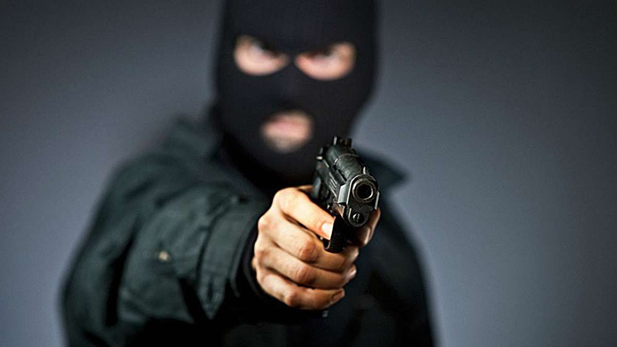Львів’янина засудили на 7 років за розбійний напад та пограбування жінки