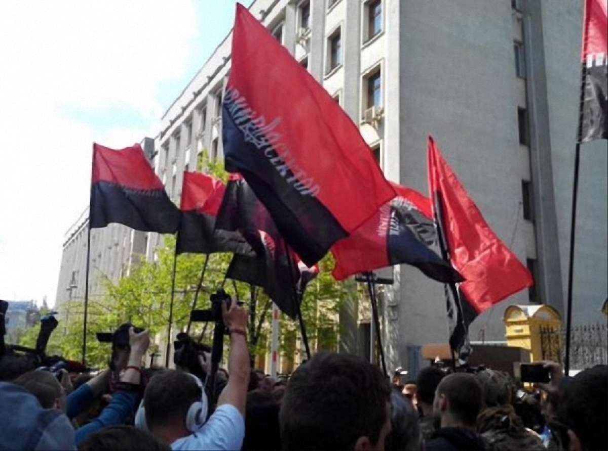 У Києві бійці «Правого сектора» пікетують Адміністрацію президента