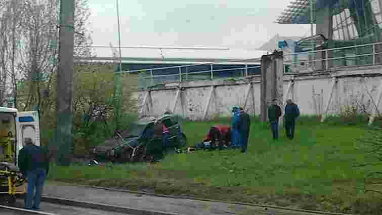 У Львові Mercedes влетів у стовп: є постраждалі