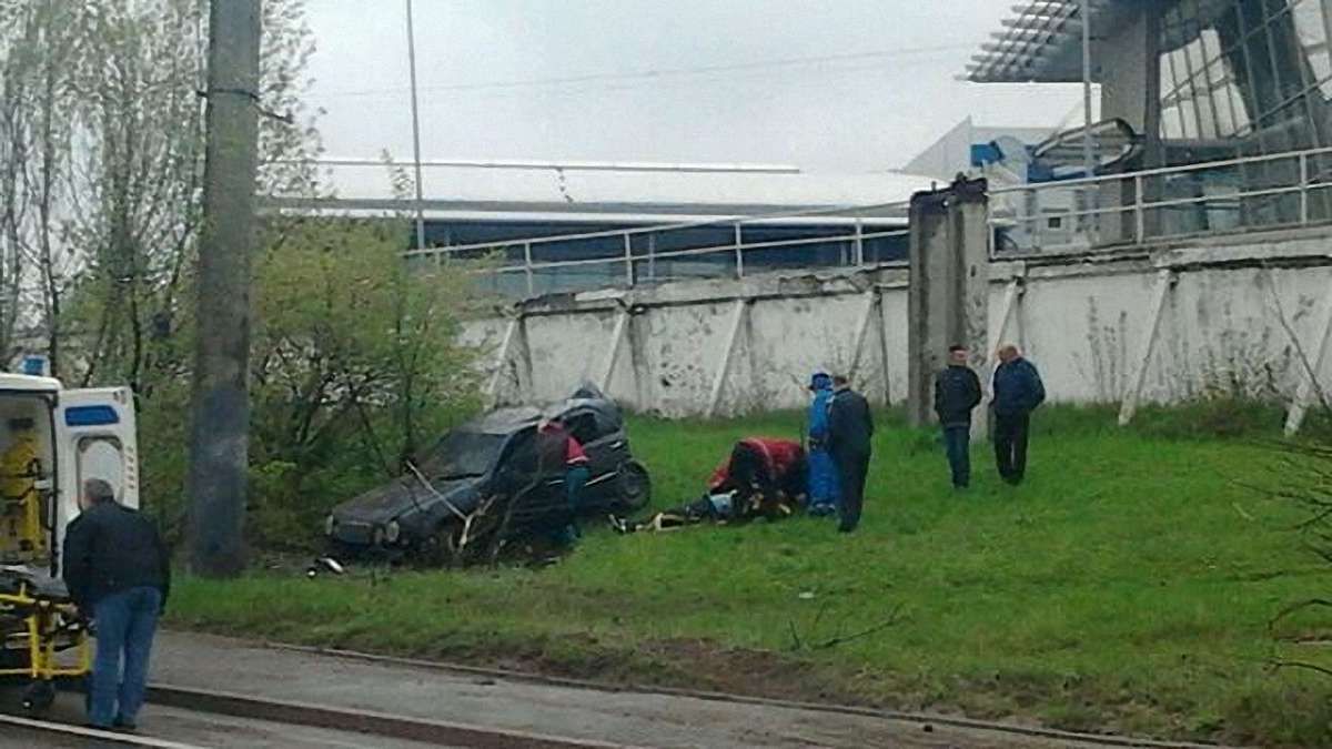 У Львові Mercedes влетів у стовп: є постраждалі