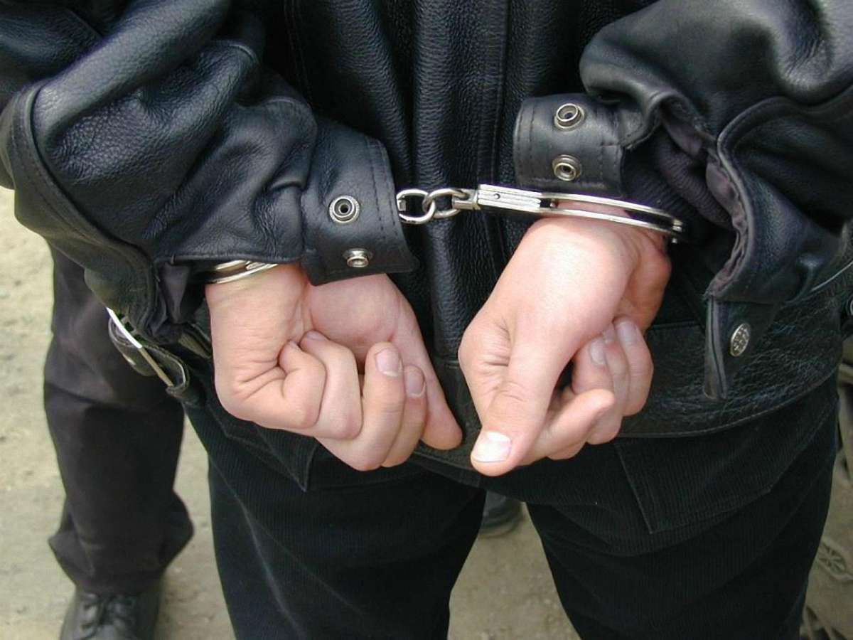 Прокуратура Київщини затримала на гарячому чиновника, який продавав амфетамін та екстазі
