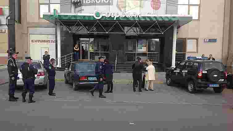 У Миколаєві у жінки викрали сумку із 7 мільйонами гривень