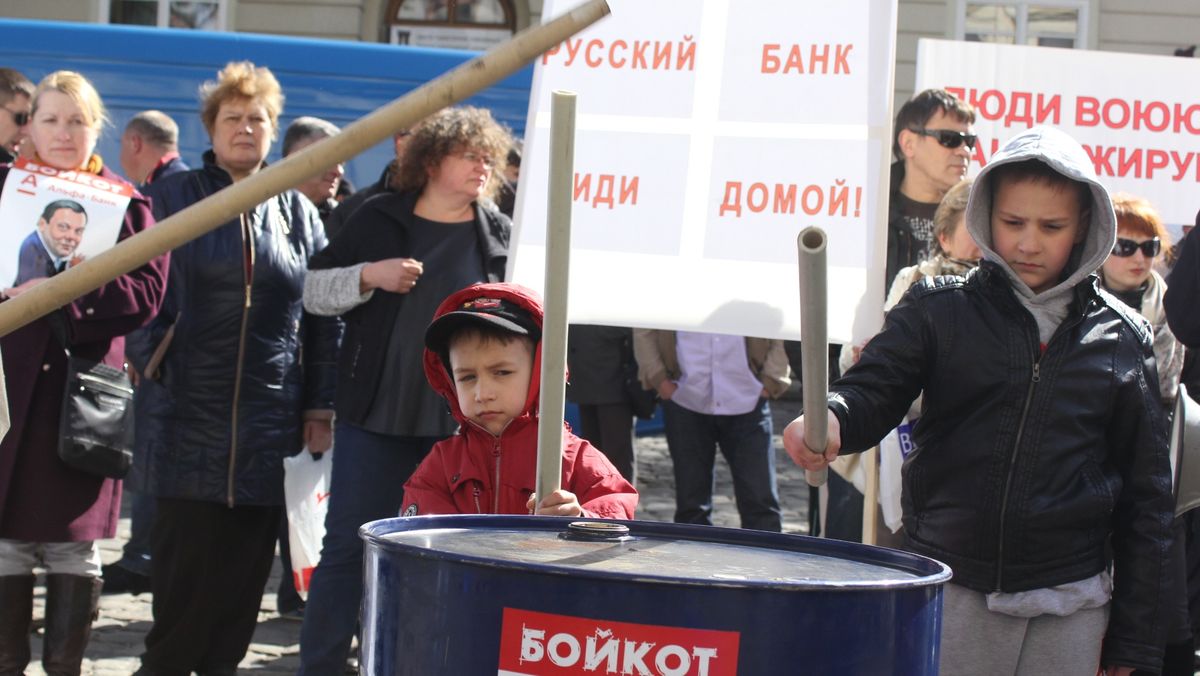 Філію «Альфа-Банку» у центрі Львова засипали автоматними гільзами