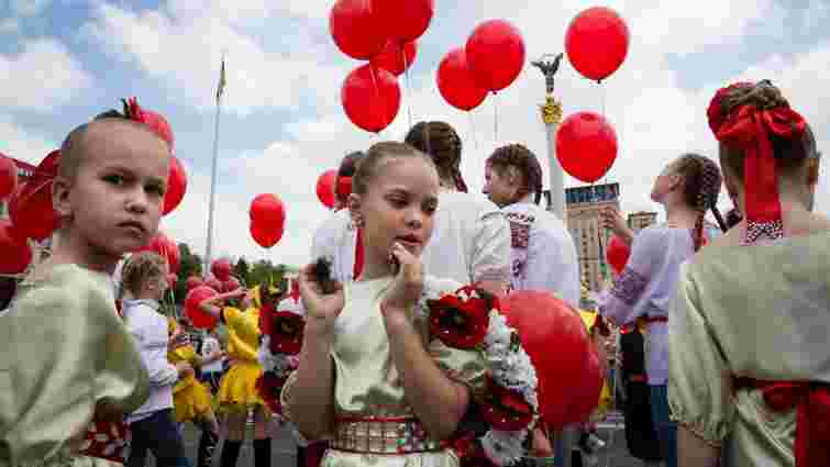 У Києві 600 дітей створили величезний Мак пам’яті загиблим у Другій світовій війні (фото)