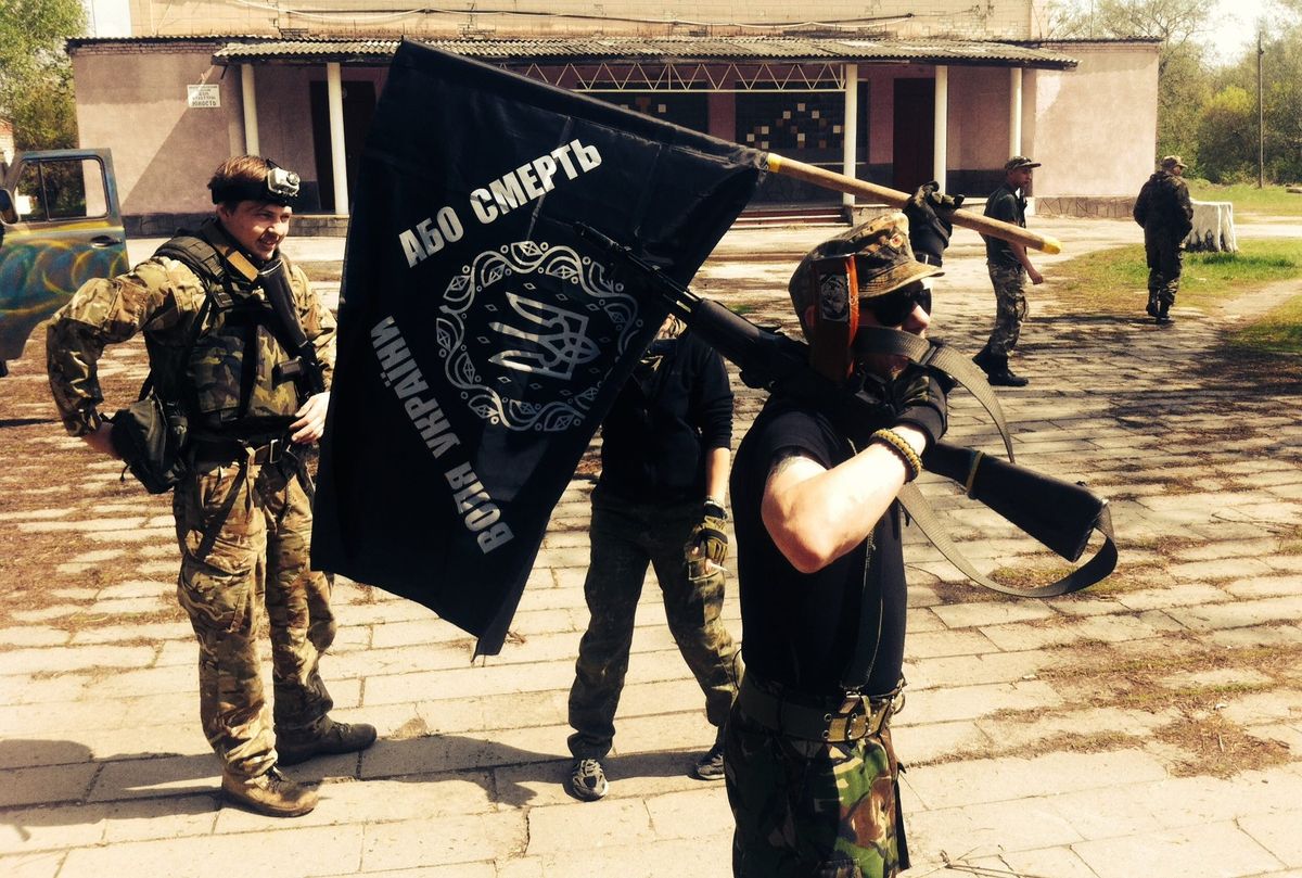 «Айдарівці» відсвяткували Першотравень поваленням на Луганщині Леніна (фото)
