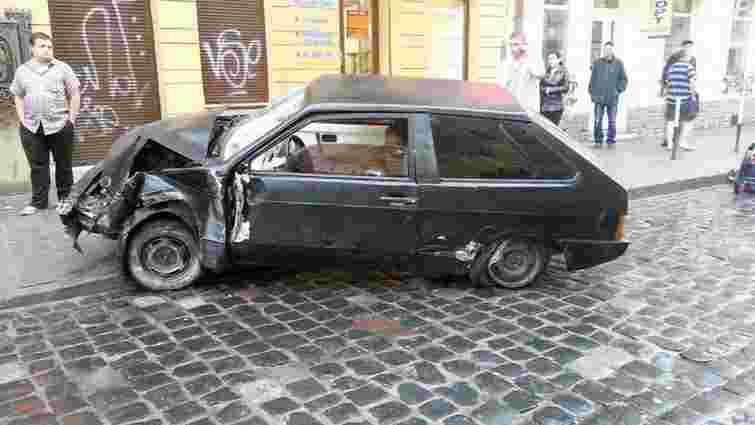 У Львові автомобіль збив на тротуарі жінку з двома дітьми