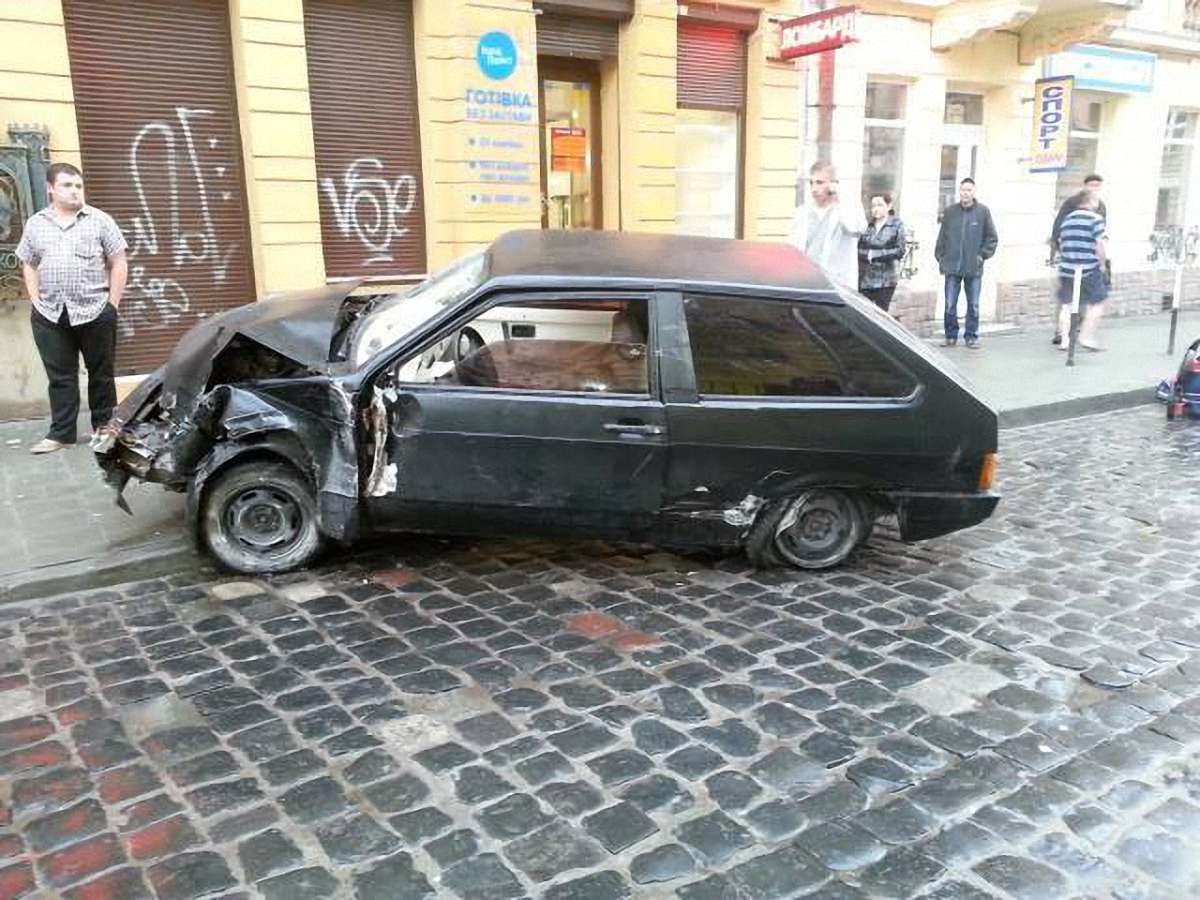 У Львові автомобіль збив на тротуарі жінку з двома дітьми