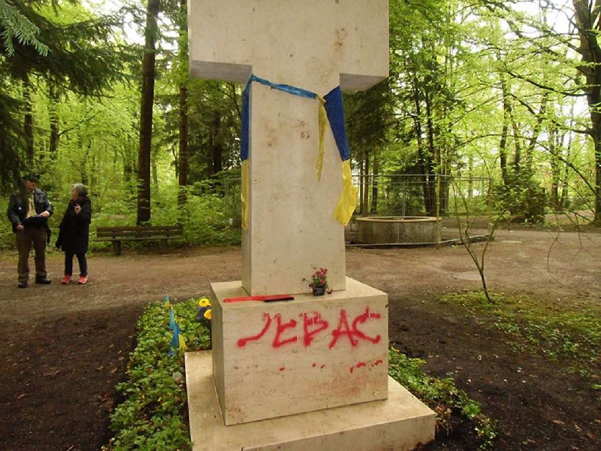 На могилі Степана Бандери хочуть встановити сигналізацію