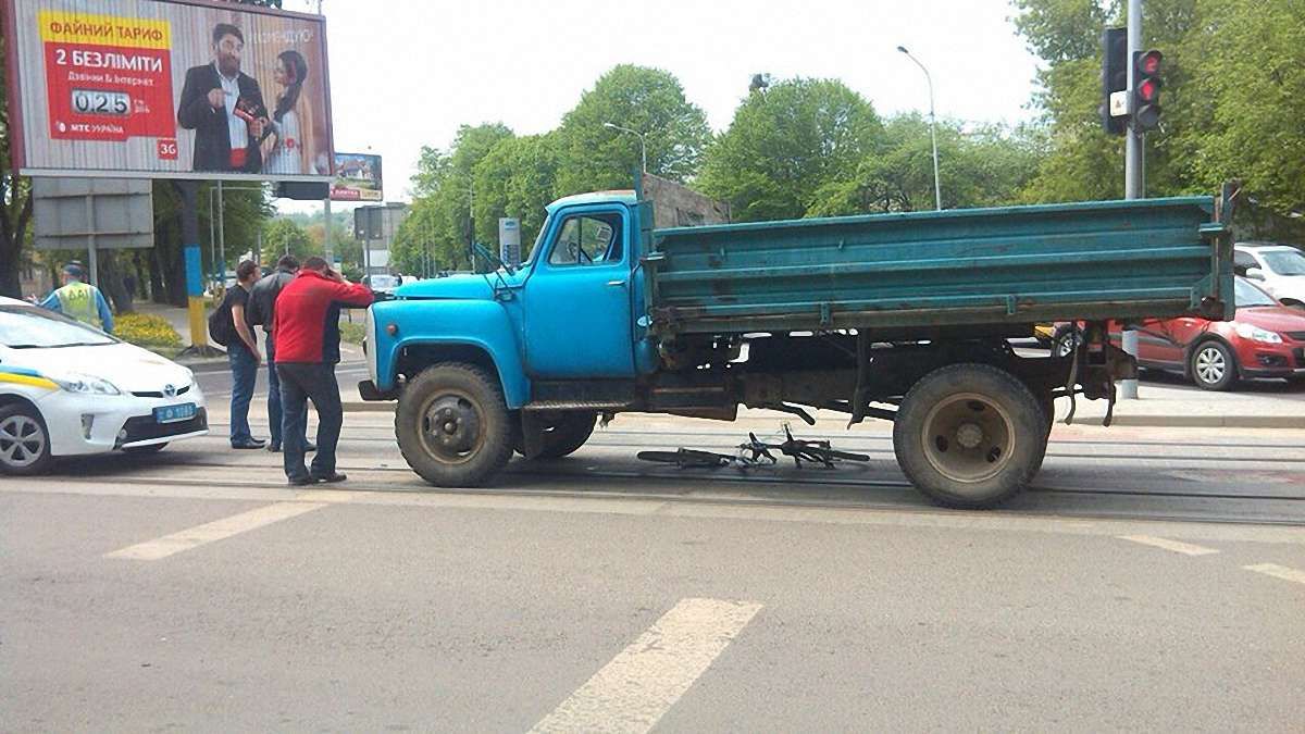 У Львові вантажівка збила 23-річного велосипедиста