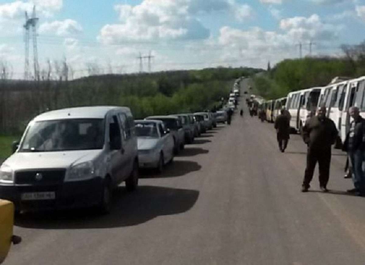 Люди масово втікають з окупованих бойовиками ДНР територій