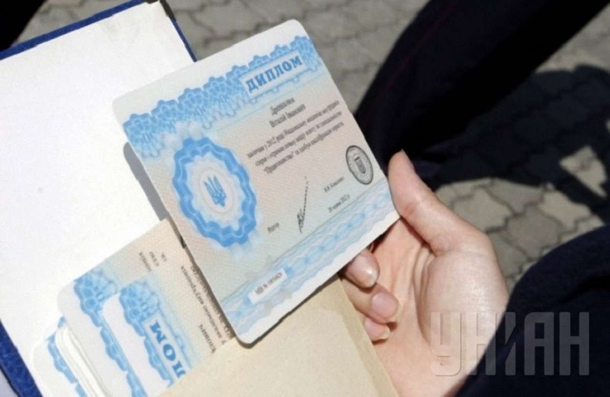 Міністерство освіти України має намір відмовитися від видачі пластикових дипломів 