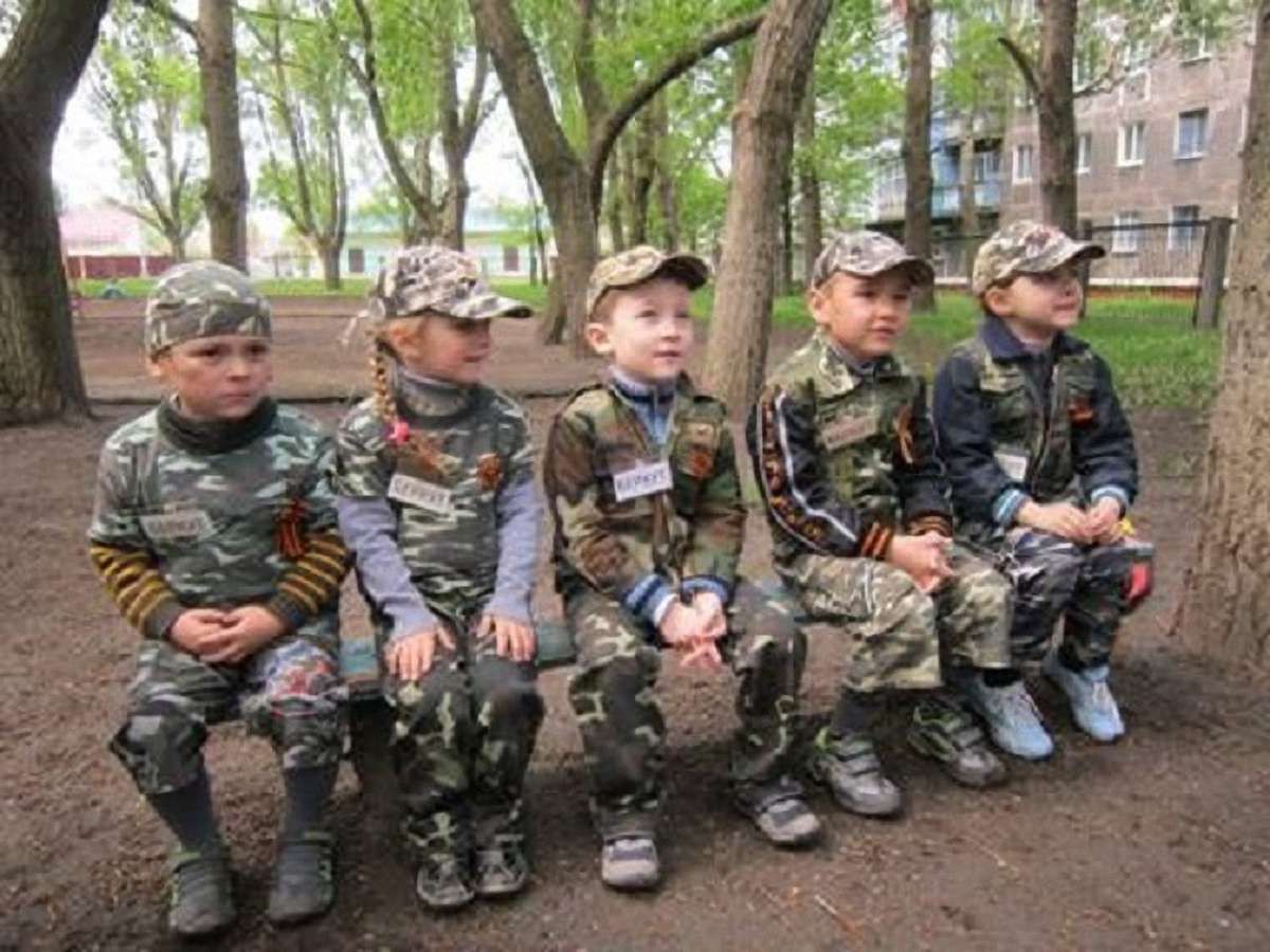 В Горлівці малюків одягнули у камуфляж з «георгіївськими» стрічками (фото)