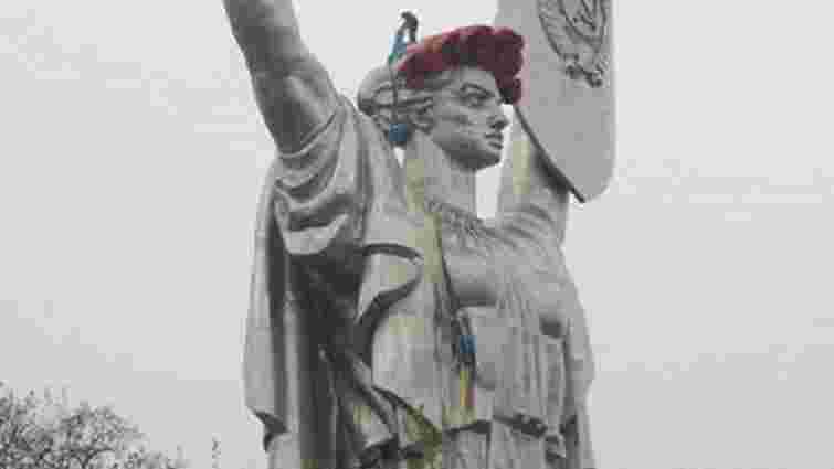 «Батьківщину-Мати» у Києві прикрасили вінком з червоних маків