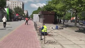 Тротуар «3 в 1» облаштовують на одній із львівських вулиць