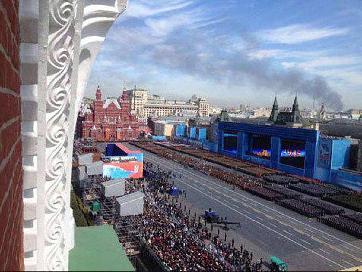 Під час параду в Москві спалахнула пожежа