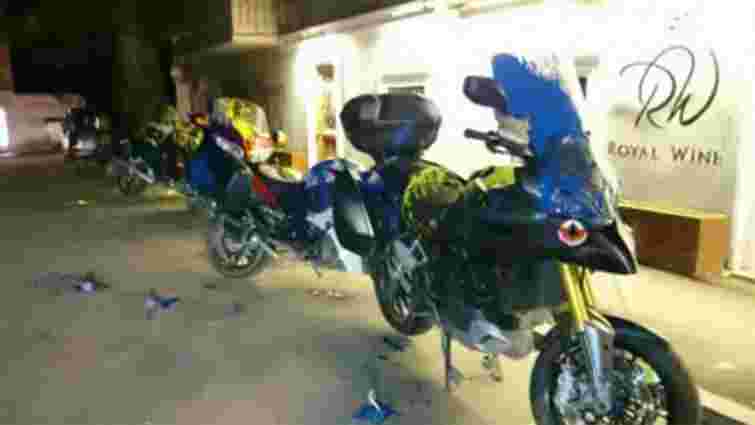 У Тбілісі мотоцикли з РФ облили синьою і жовтою фарбами (відео)