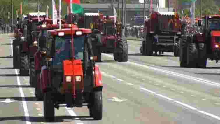 На військовому параді у Мінську разом з танками показали трактори