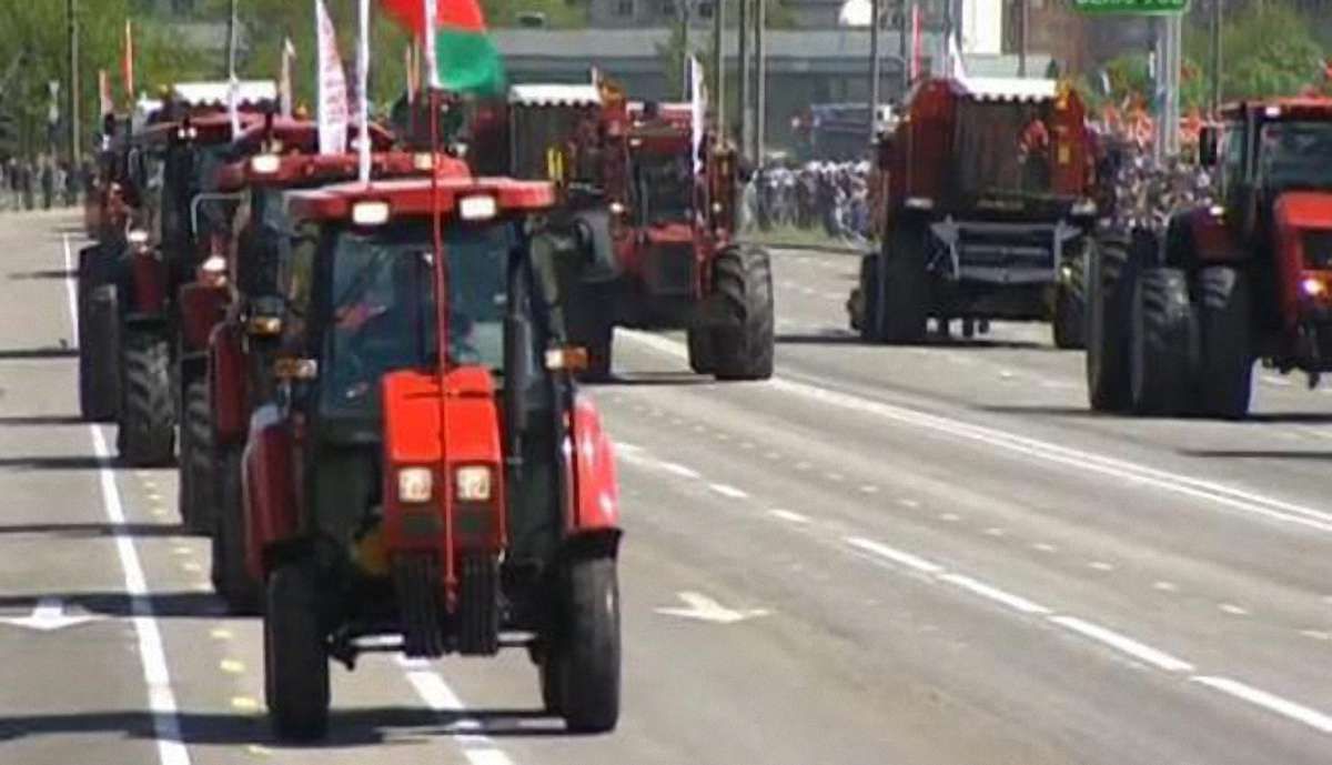 На військовому параді у Мінську разом з танками показали трактори