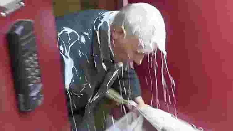 У мережі з’явилося відео про те, як головного комуніста Львівщини облили кефіром