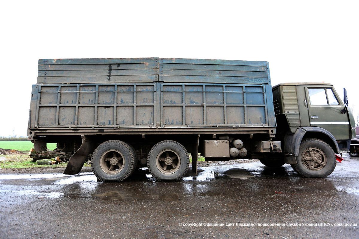 Прикордонники затримали ще 52 вантажівки з контрабандою для бойовиків