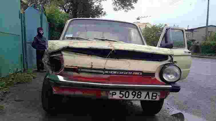 У Львові хлопець на старенькому «Запорожцеві» врізався у чужі ворота