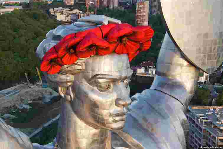 Аерозйомка показала скульптуру Батьківщини-матері у ракурсі селфі