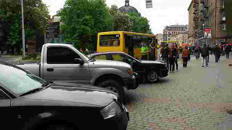 Зупинку біля готелю «Львів» розчистили від запаркованих авто (фото)