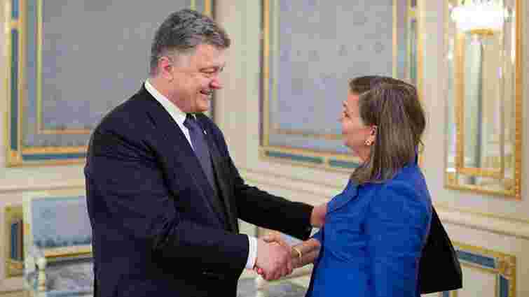 Петро Порошенко і Вікторія Нуланд обговорили ситуацію на Донбасі