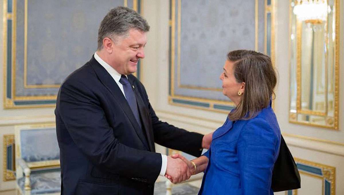 Петро Порошенко і Вікторія Нуланд обговорили ситуацію на Донбасі