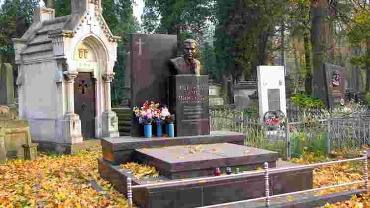 З Личаківського цвинтаря викрали 150-кілограмове бронзове погруддя