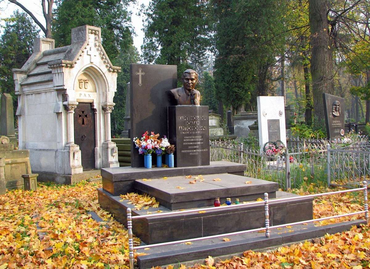З Личаківського цвинтаря викрали 150-кілограмове бронзове погруддя