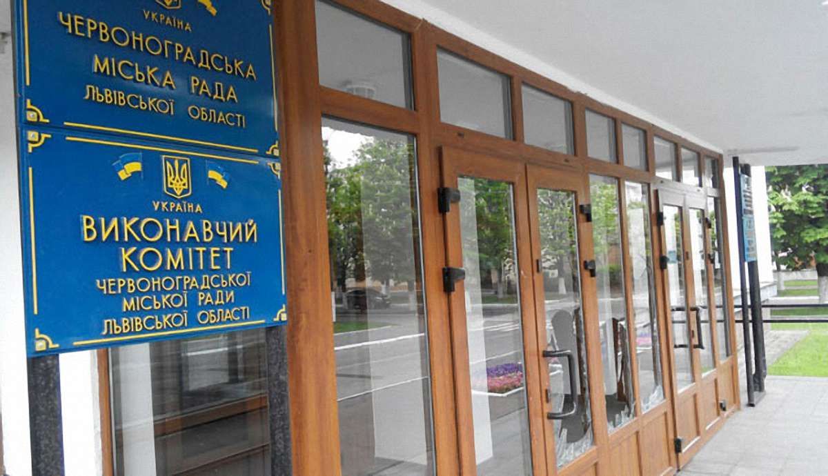 У Червонограді невстановлений чоловік влаштував погром у міській раді
