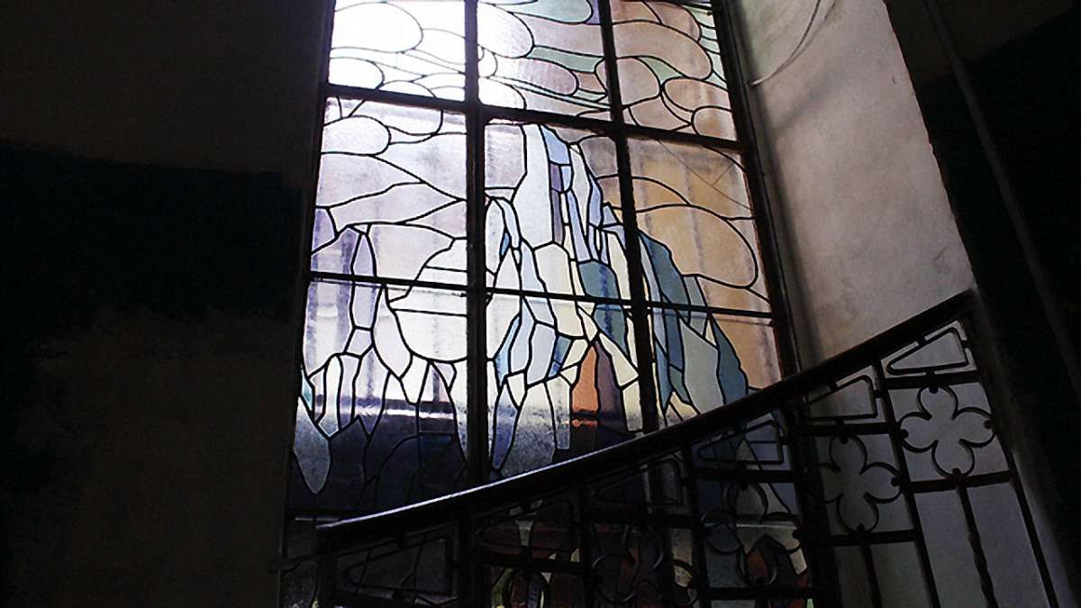 У під’їзді львівського будинку за ₴110 тис. відновили унікальний вітраж