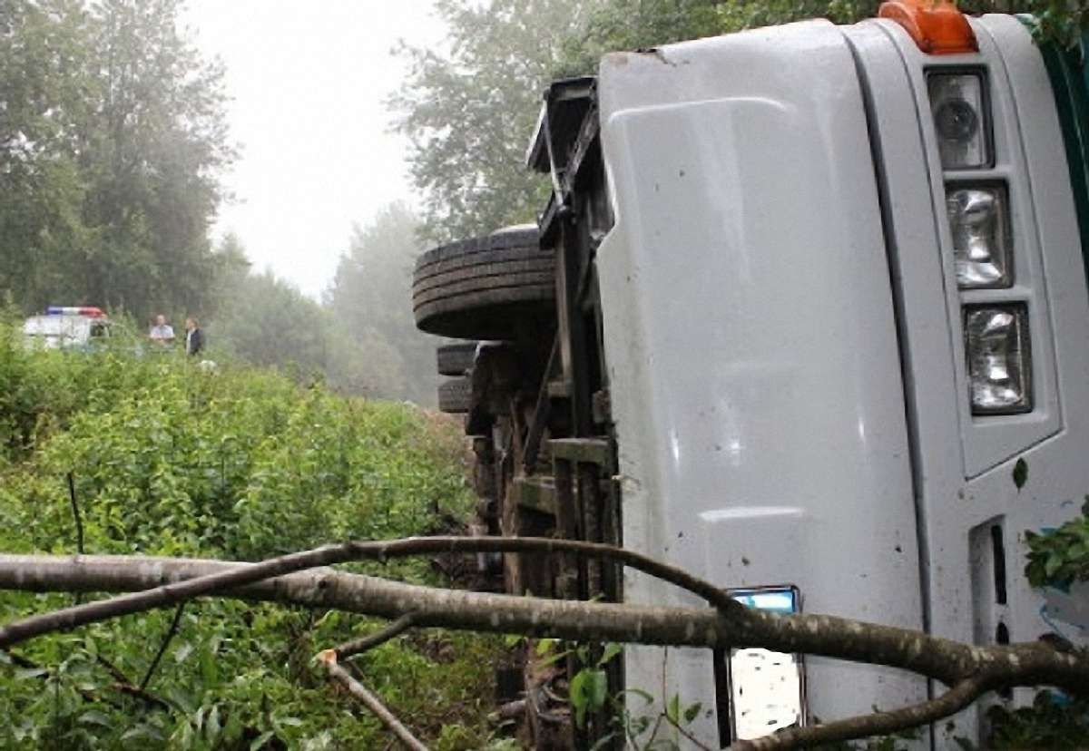 На Вінниччині перекинувся рейсовий автобус, загинули троє пасажирів