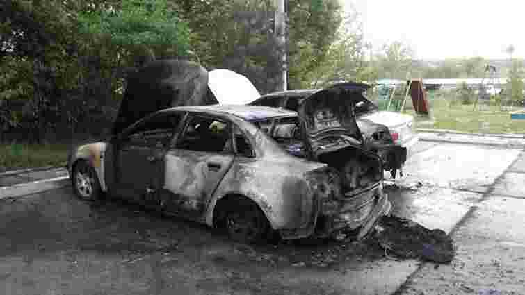 На Сихові вночі згоріли два автомобілі