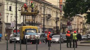 На маршруті львівського 13-го тролейбуса підвішують контактний провід