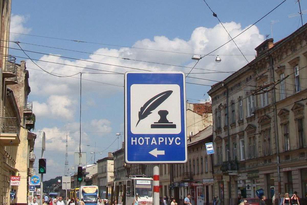 У Львові демонтують «рекламні» дорожні знаки