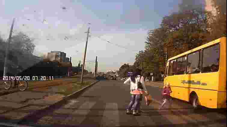 У Львові звільнили водія маршрутки, який ледь не збив дитину на пішохідному переході
