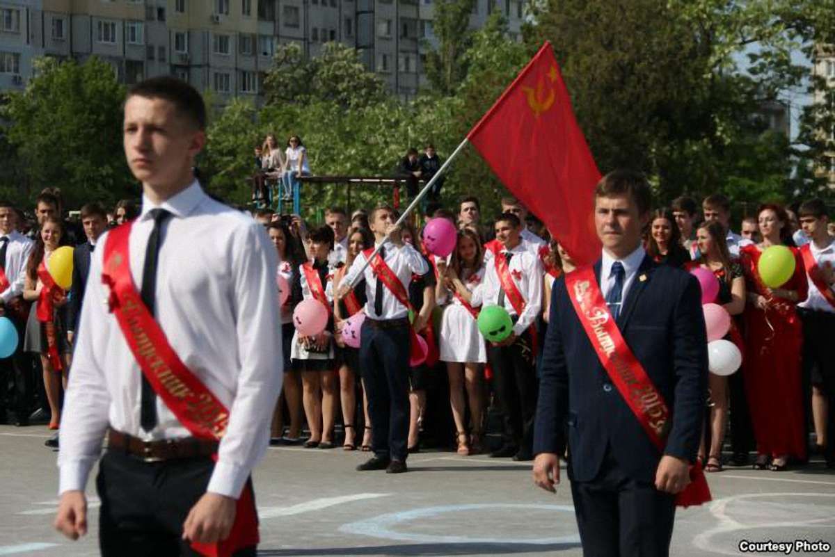 В Сімферополі дітей змусили підняти прапор СРСР на «останньому дзвонику»
