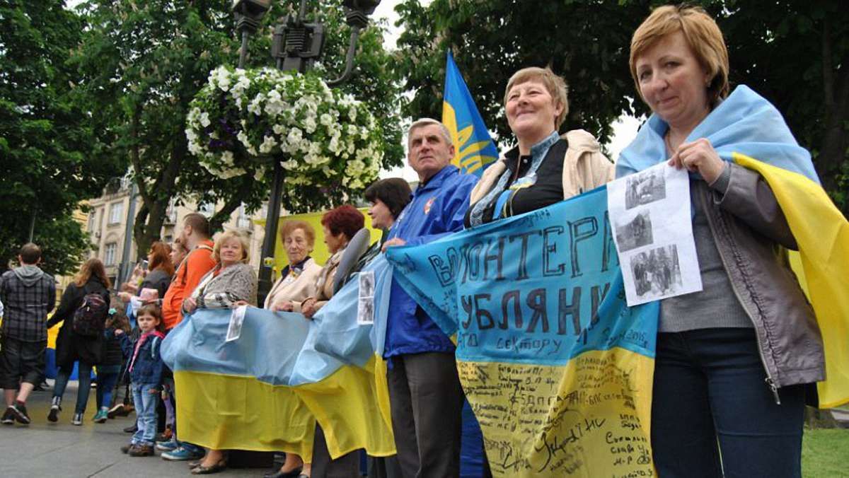 До Дня Героїв львівські волонтери об’єднались у живий ланцюг