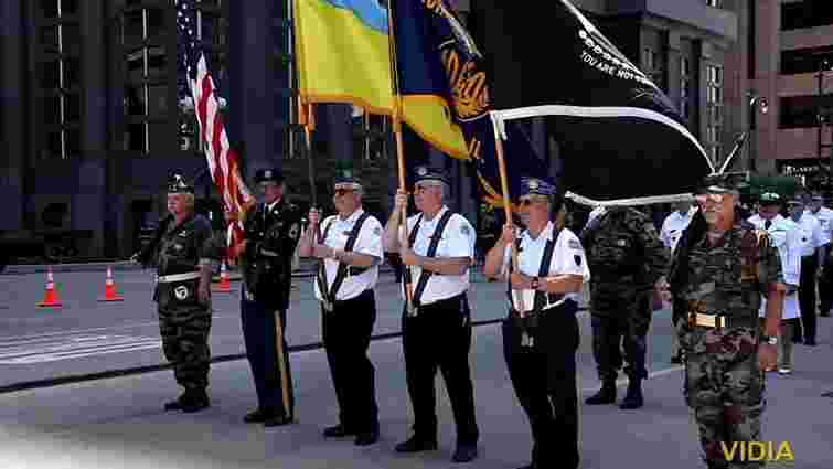 В Чикаго під час військового параду пронесли прапор України головною вулицею міста 