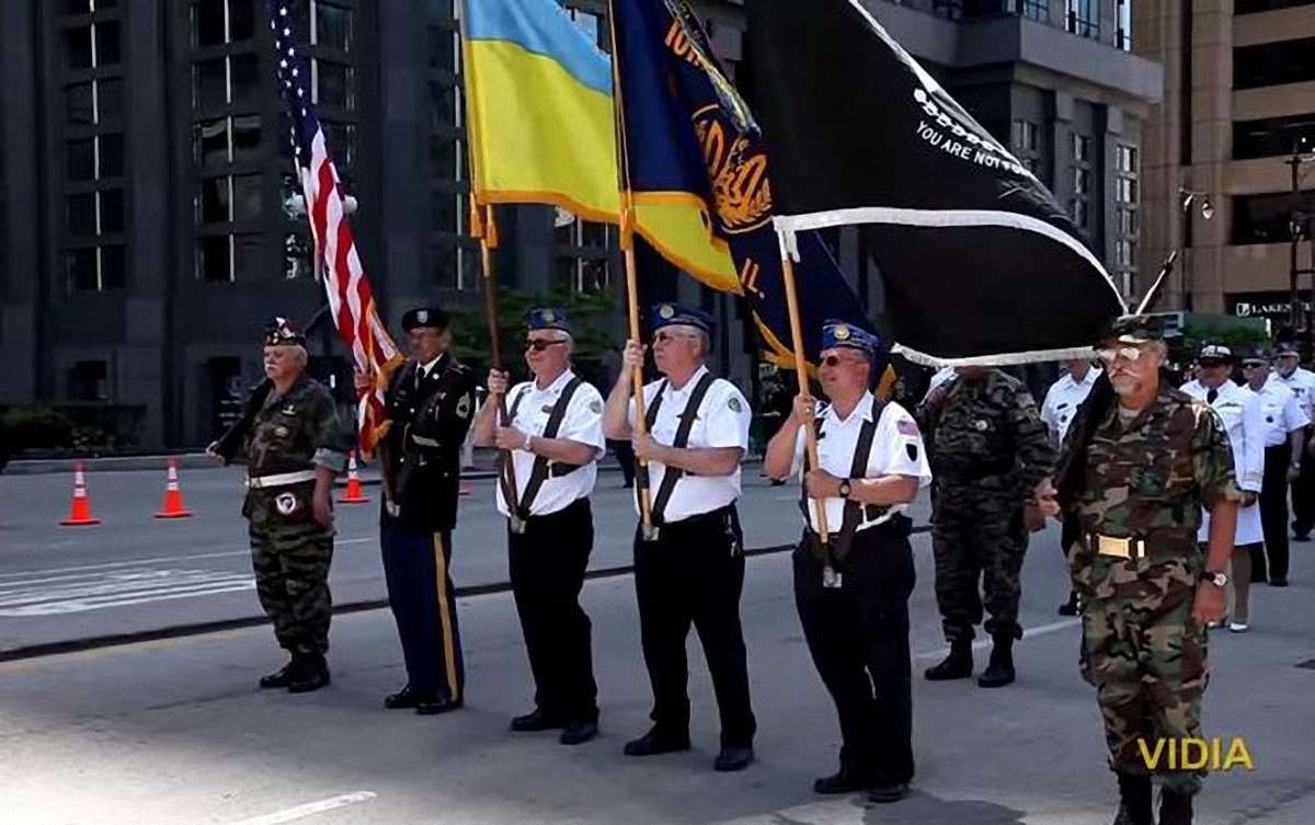 В Чикаго під час військового параду пронесли прапор України головною вулицею міста 