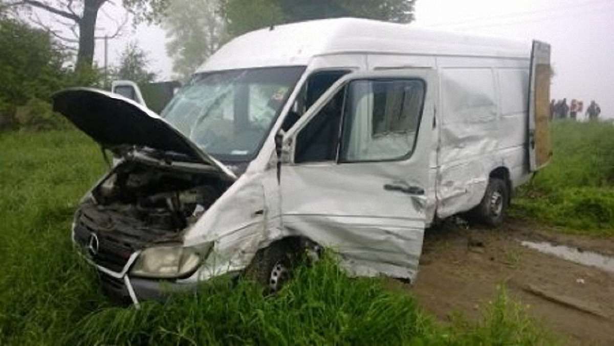 Внаслідок зіткнення вантажівки і буса на Львівщині травмувалося троє людей