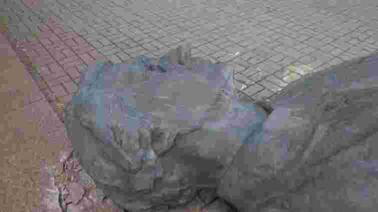 У Києві невідомі повалили пам'ятник комуністичному діячеві