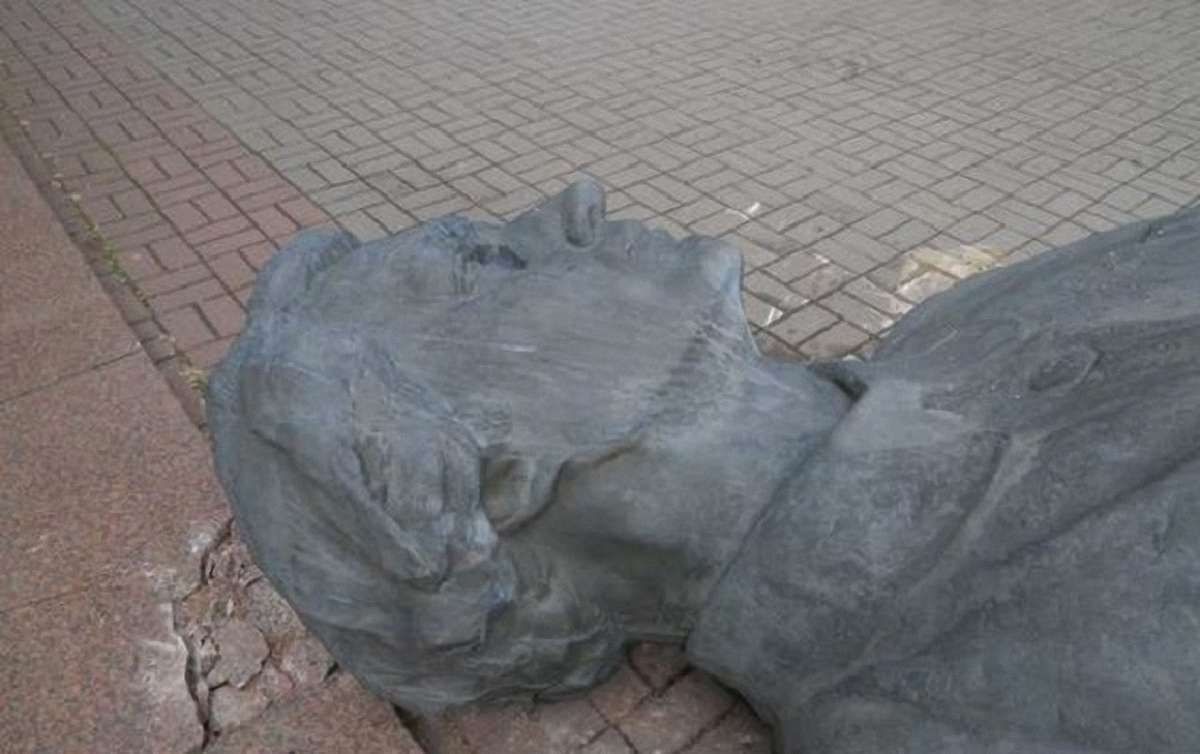 У Києві невідомі повалили пам'ятник комуністичному діячеві